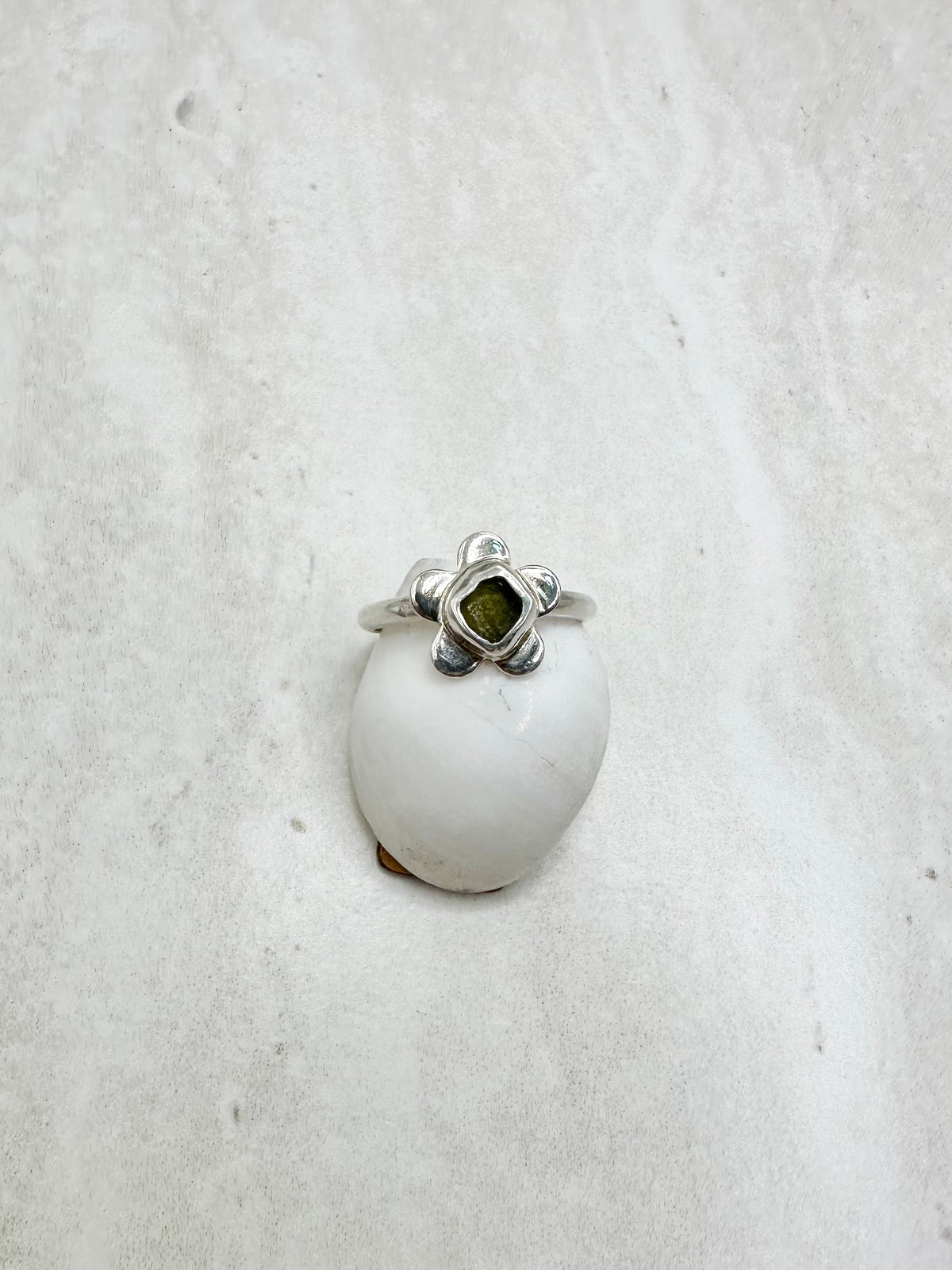 Green Seaglass Flower Ring Silver - P